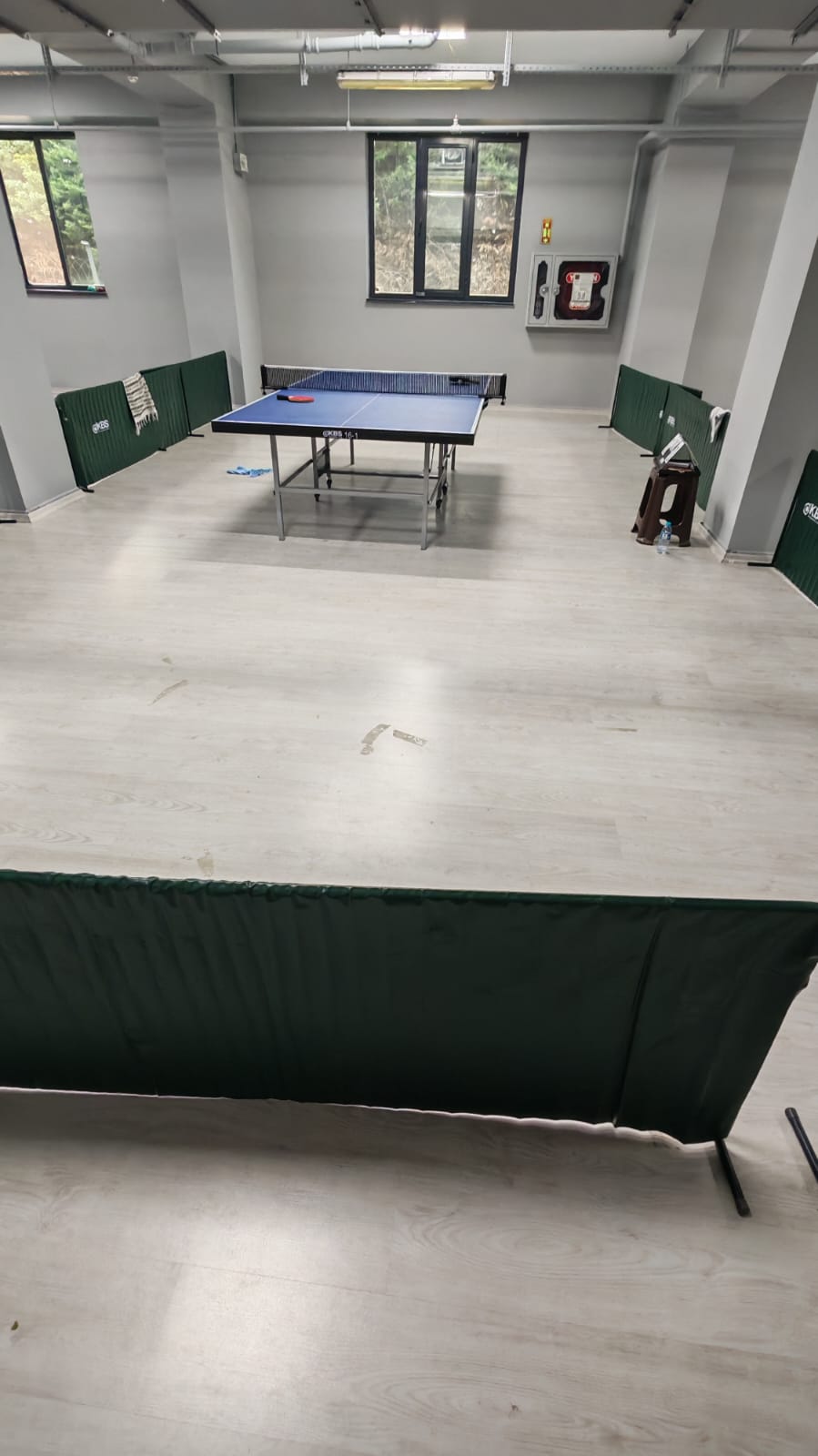 masa tenisi salonu